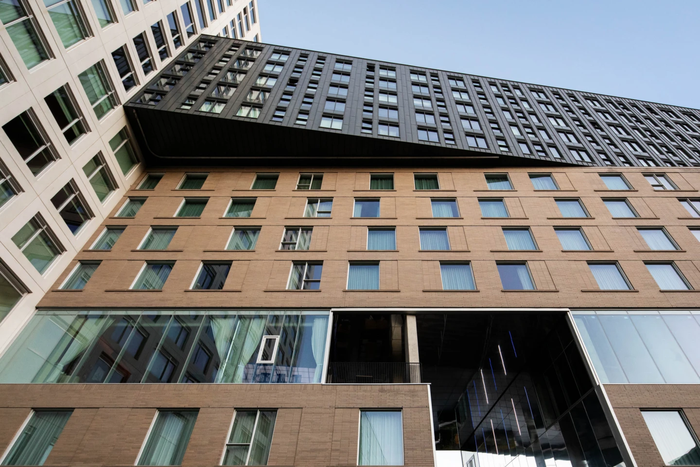 Extérieur de la Gare Viger, vue rapprochée des fenêtres