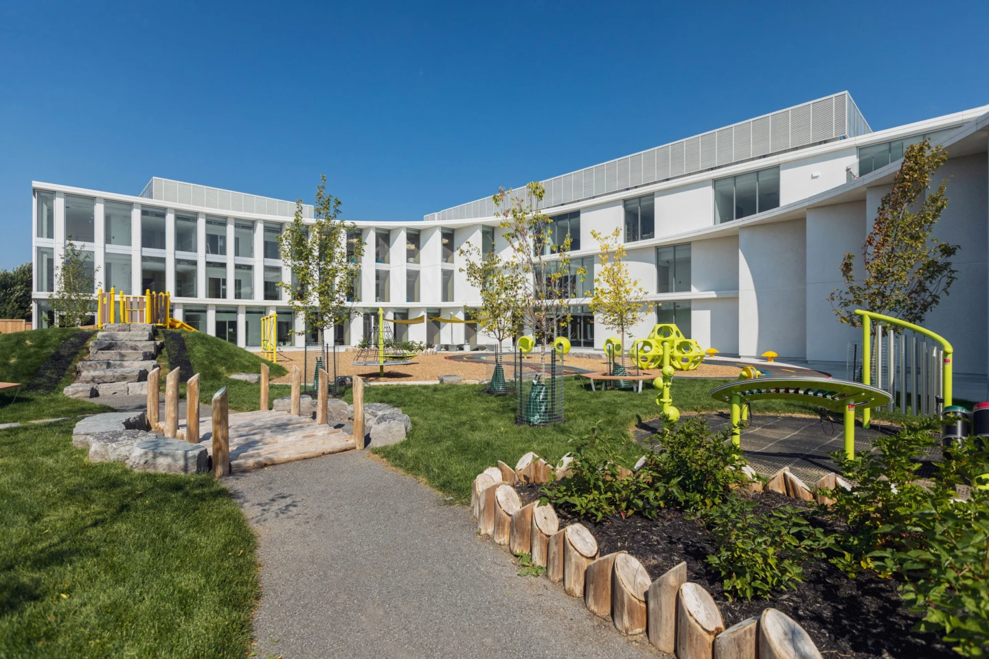 Extérieur de l’école À pas de Géant