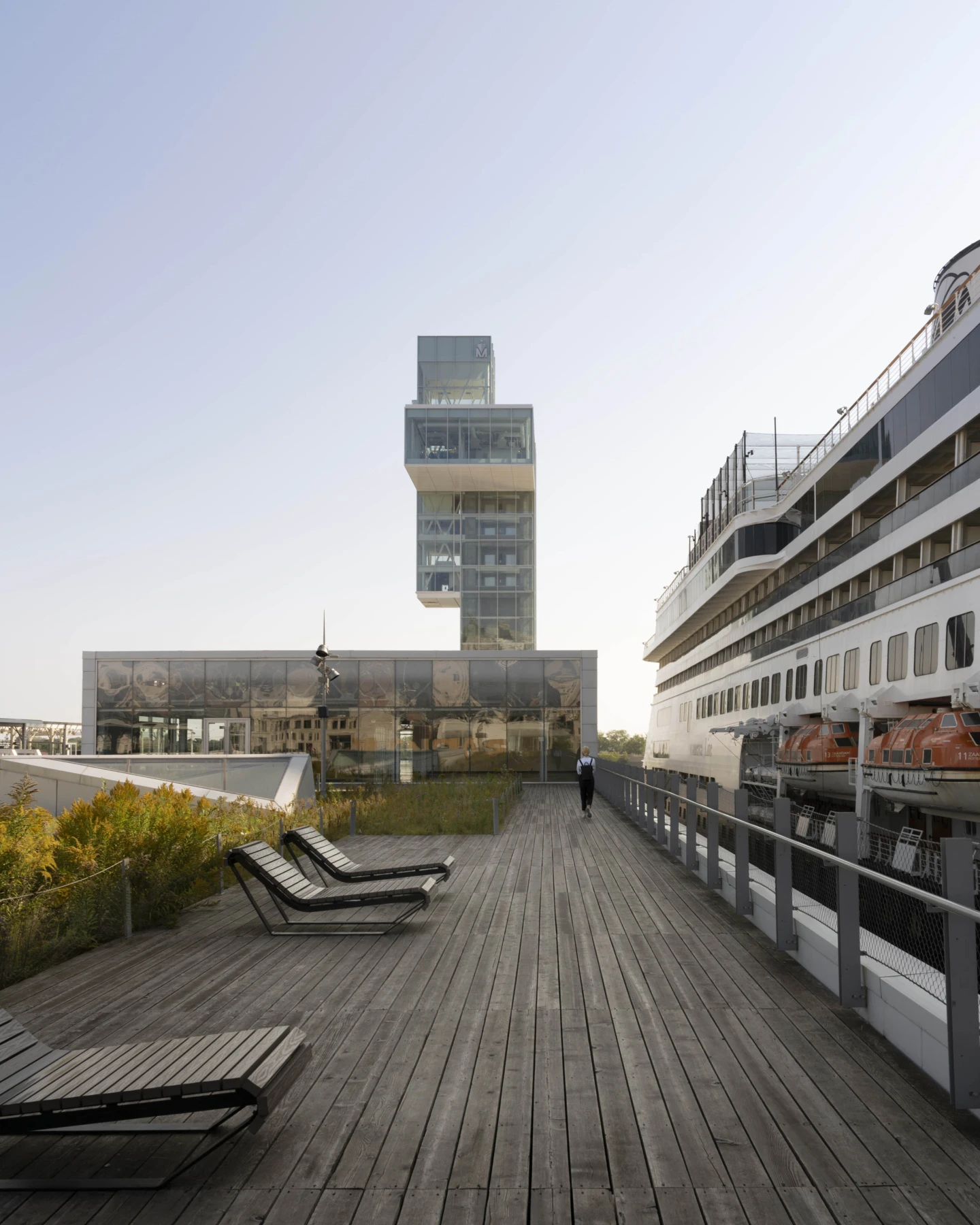 Extérieur du Grand Quai du Port de Montréal