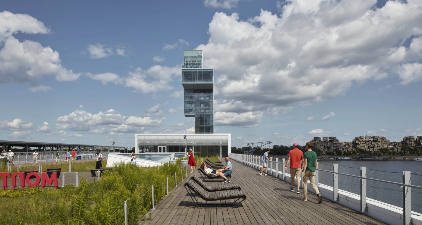 Extérieur du Grand Quai du Port de Montréal