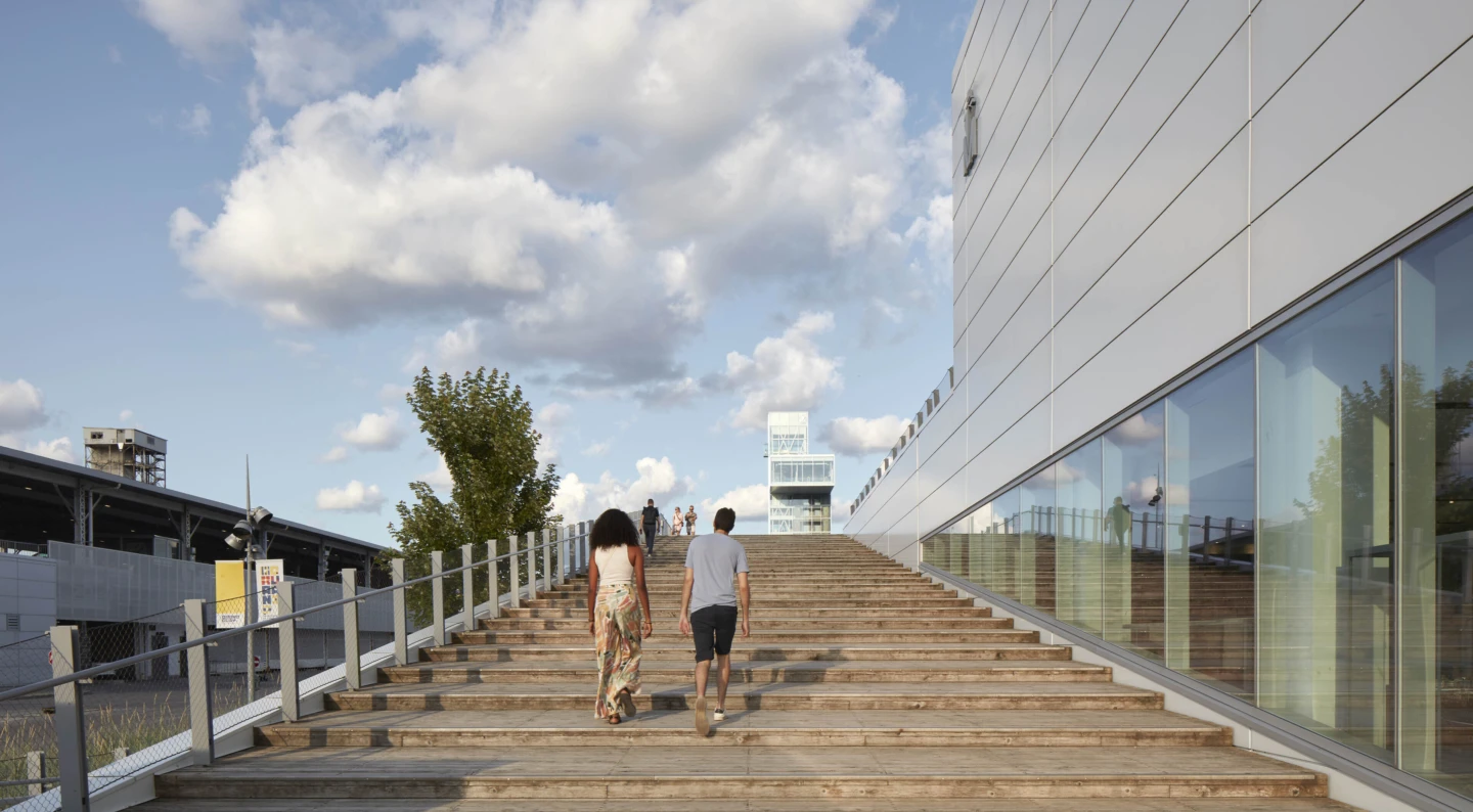 Extérieur du Grand Quai du Port de Montréal