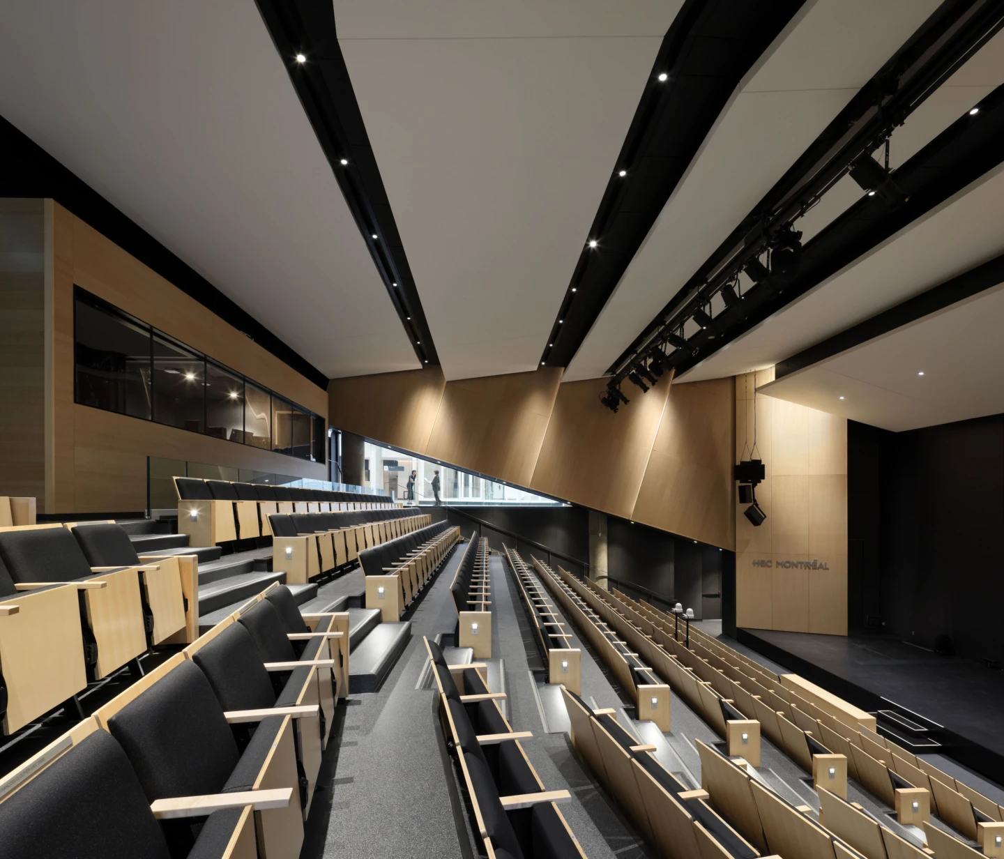 Intérieur de l’Édifice Hélène-Desmarais-HEC Montréal