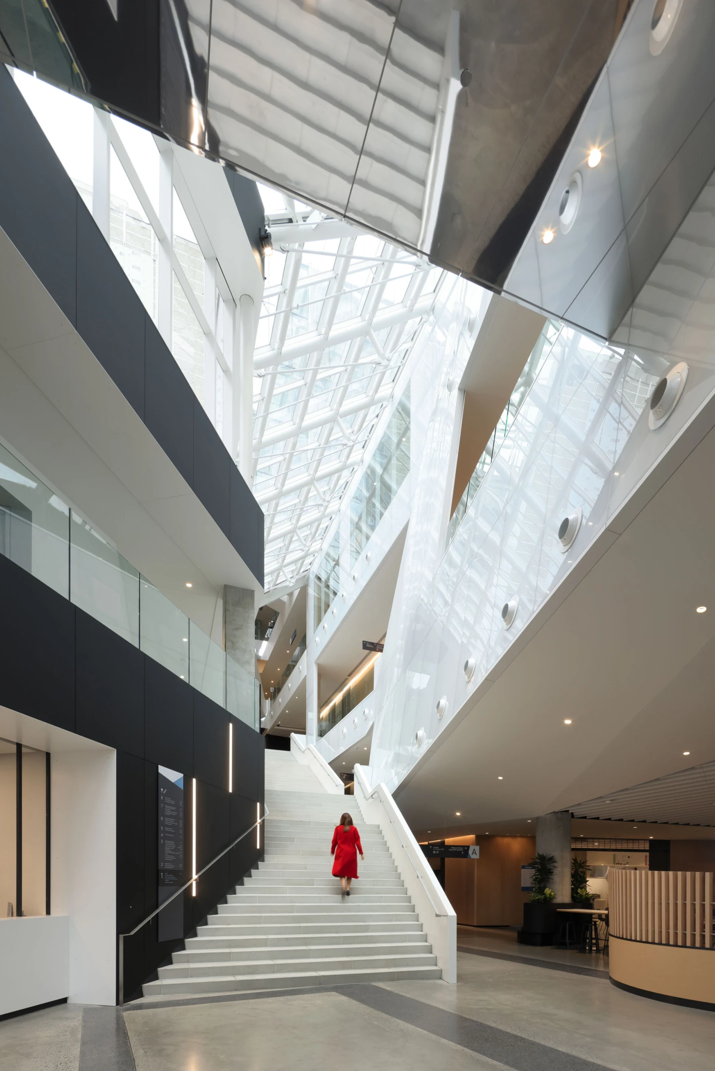 Intérieur de l’Édifice Hélène-Desmarais-HEC Montréal