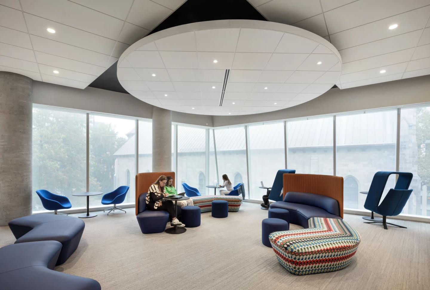 Intérieur de l’Édifice Hélène-Desmarais-HEC Montréal