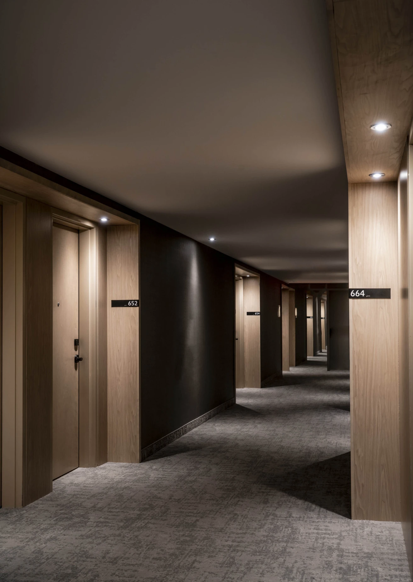 Intérieur de l’Hôtel Mortagne, vue sur le couloir