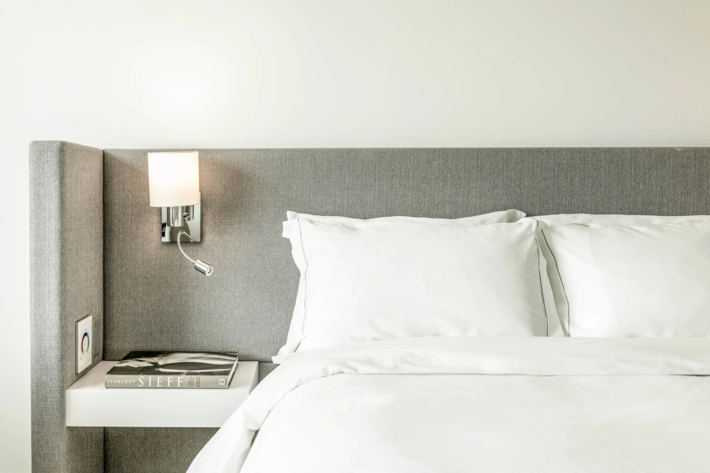 Intérieur d'une chambre de l’Hôtel Mortagne