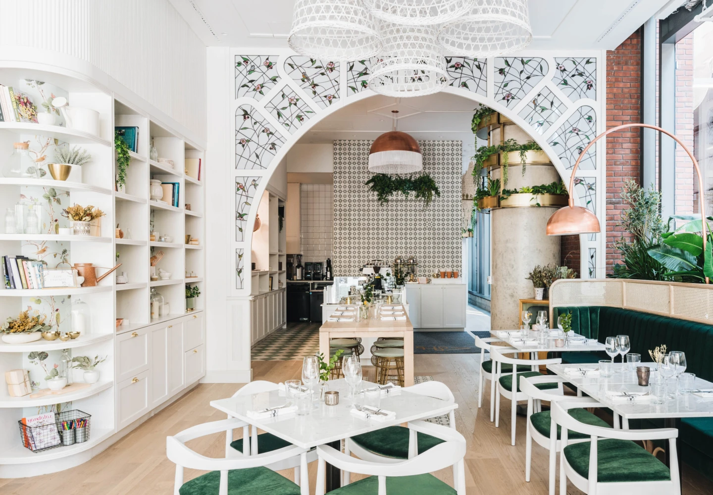 Intérieur du restaurant LOV à Toronto, vue sur les tables