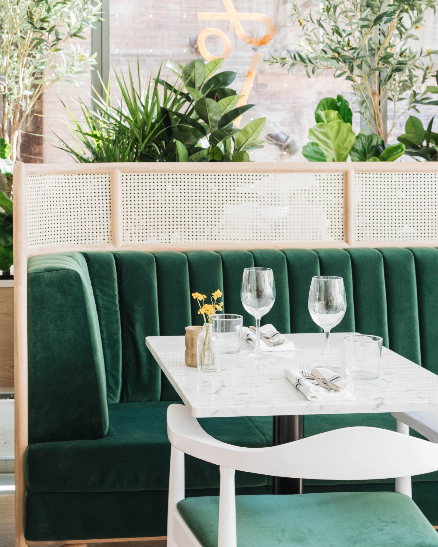 Intérieur du restaurant LOV à Toronto, vue rapprochée de la banquette