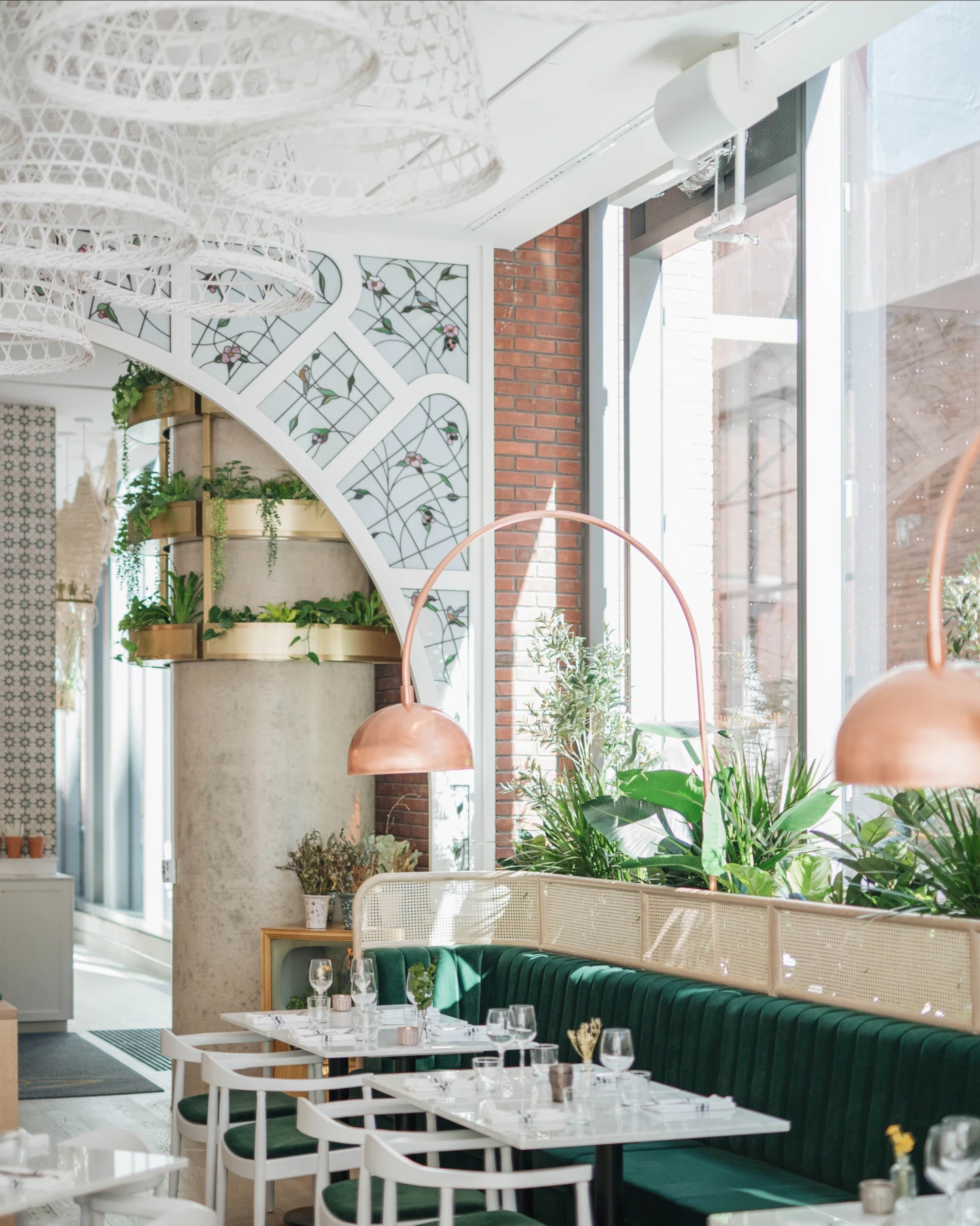 Intérieur du restaurant LOV à Toronto, vue d'une table avec banquette