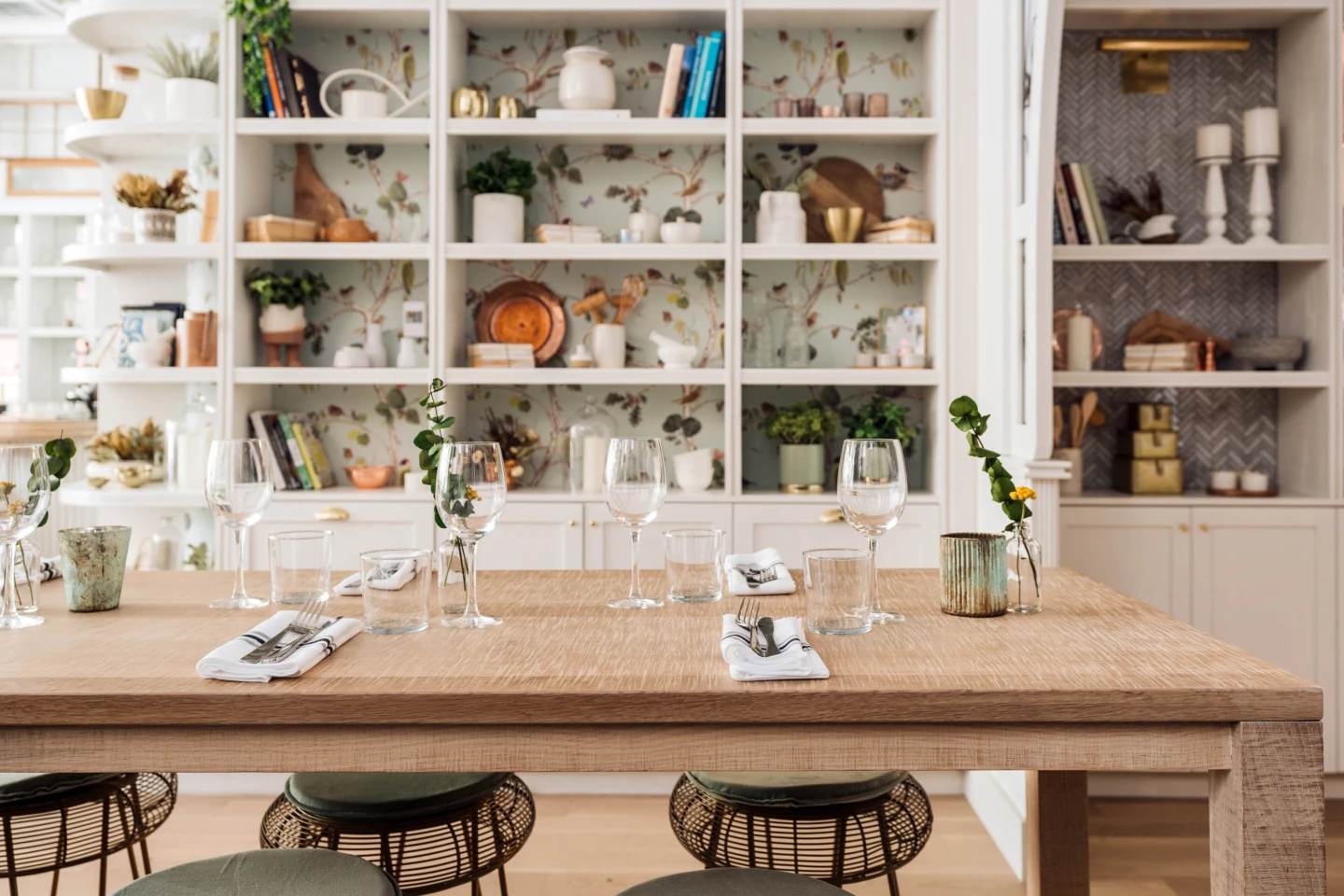Intérieur du restaurant LOV à Toronto, vue rapprochée d'une table