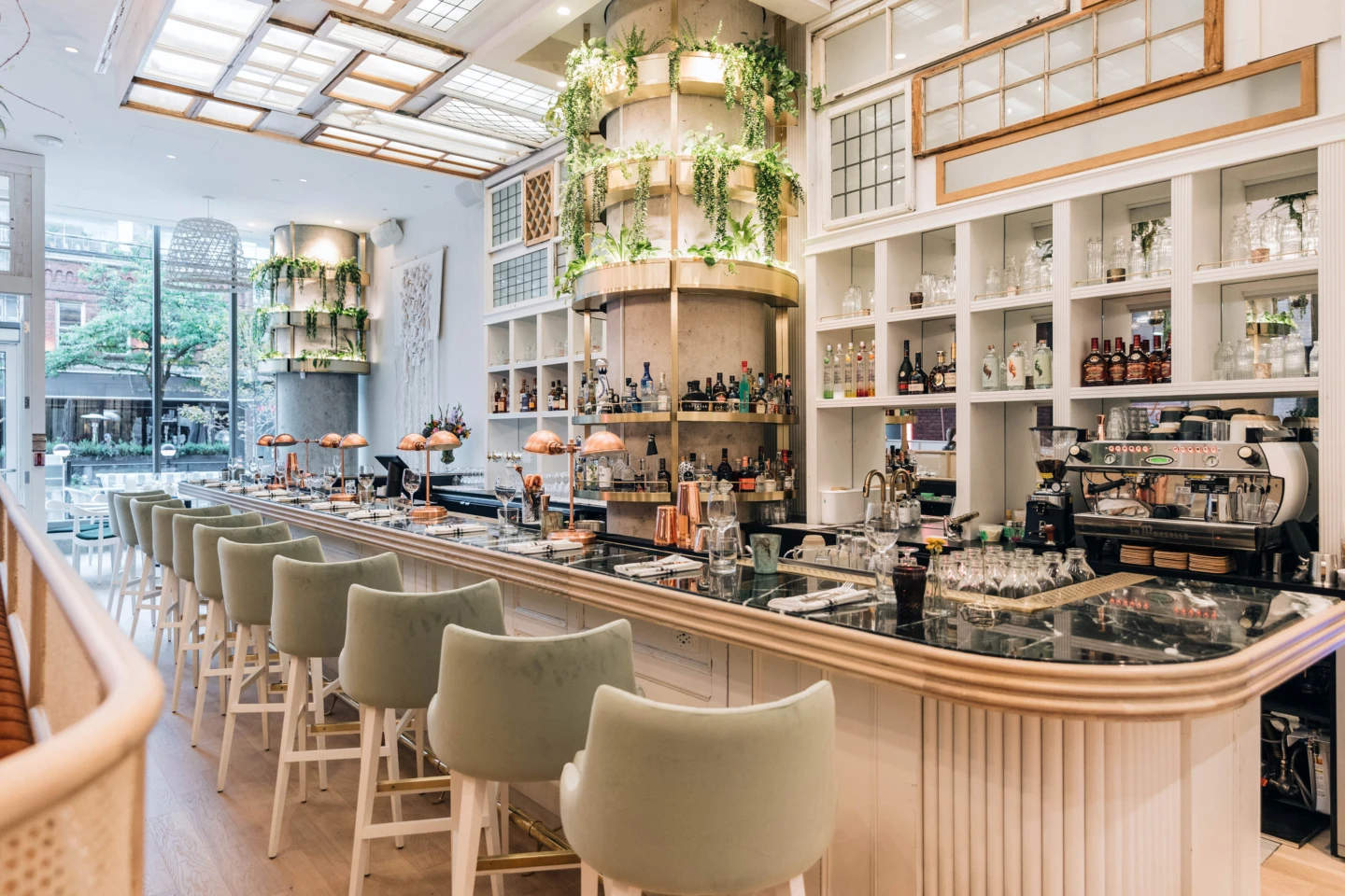 Intérieur du restaurant LOV à Toronto