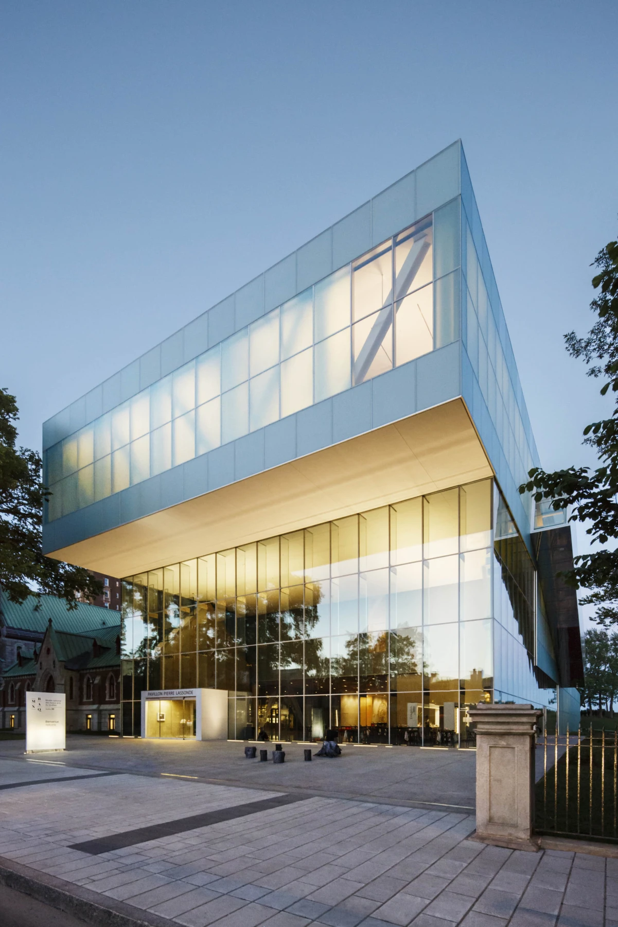 Extérieur du Musée des beaux-arts du Québec, en soirée