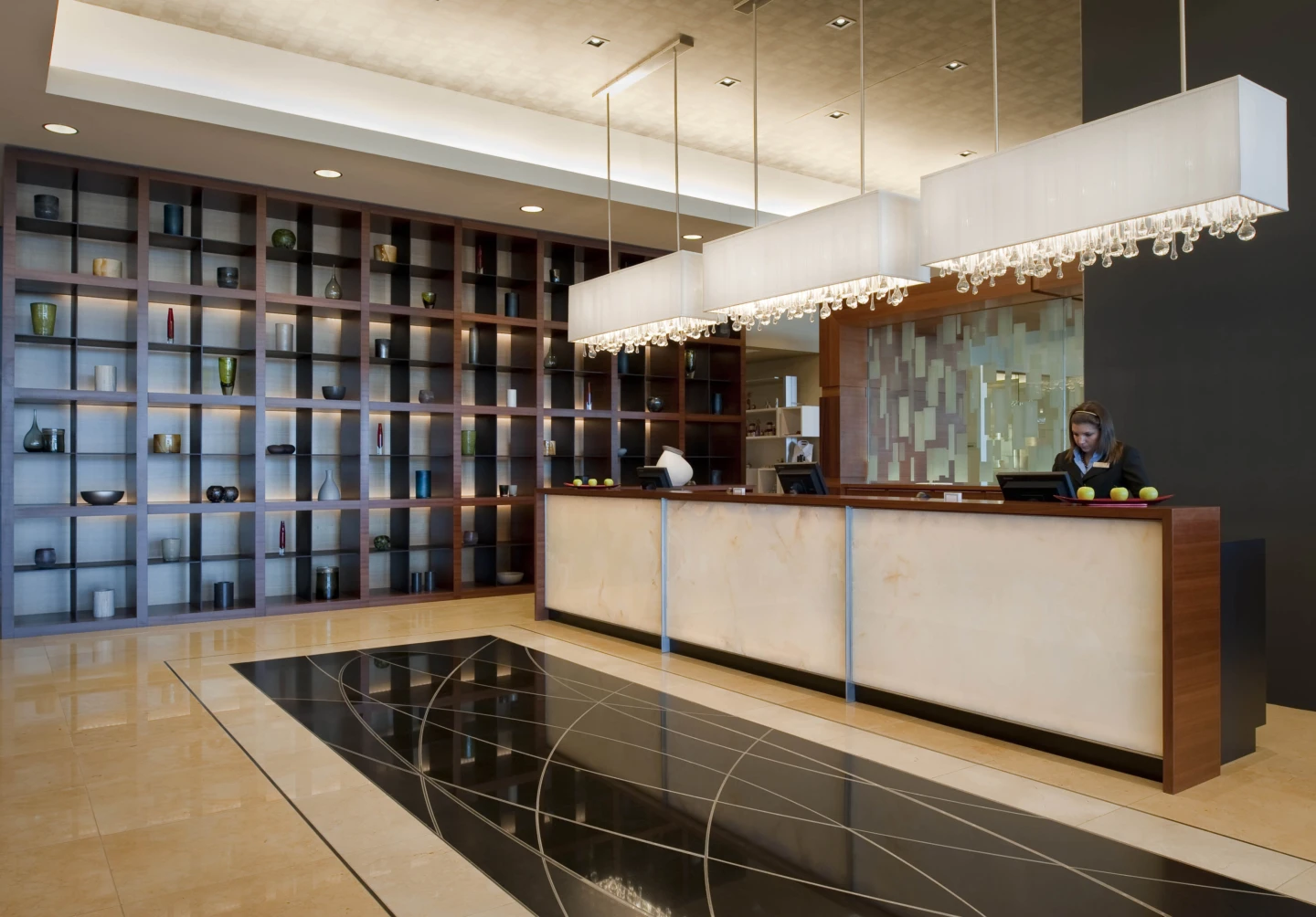 Intérieur du Hôtel Marriott + Siège social d'Aéroports de Montréal, vue sur le lobby