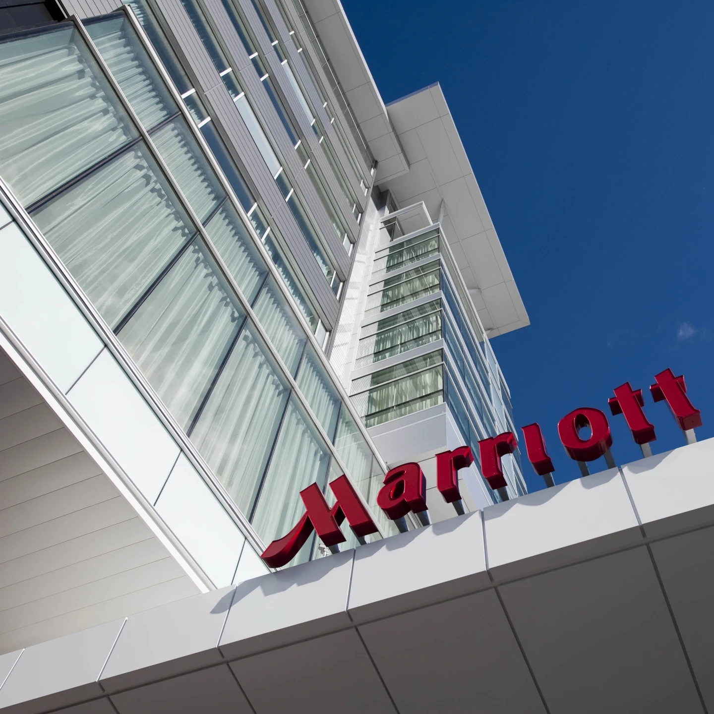 Extérieur du Hôtel Marriott + Siège social d'Aéroports de Montréal, vue sur la façade