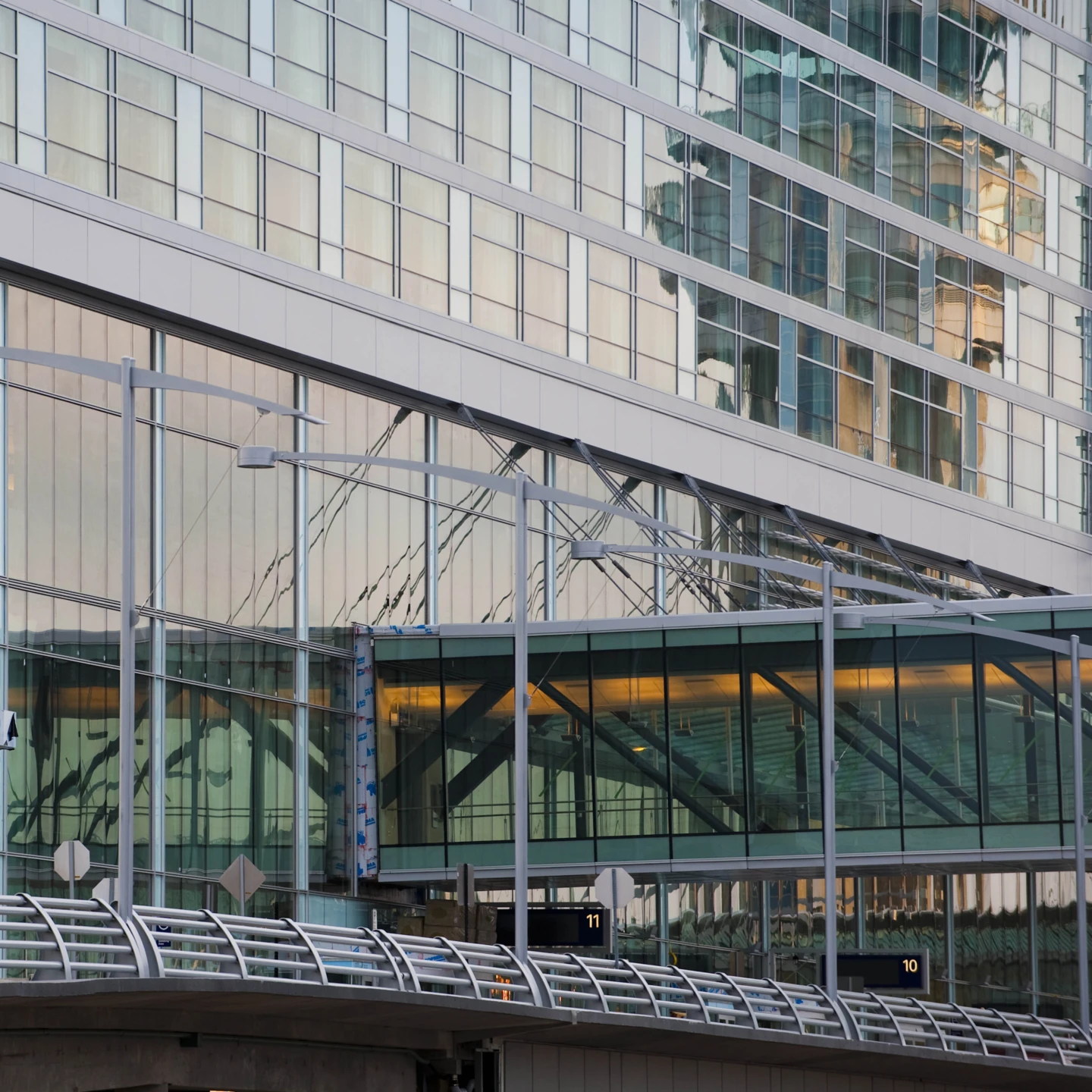 Vue extérieure des fenêtres de Maquette de l'Hôtel Marriott + Siège social d'Aéroports de Montréal