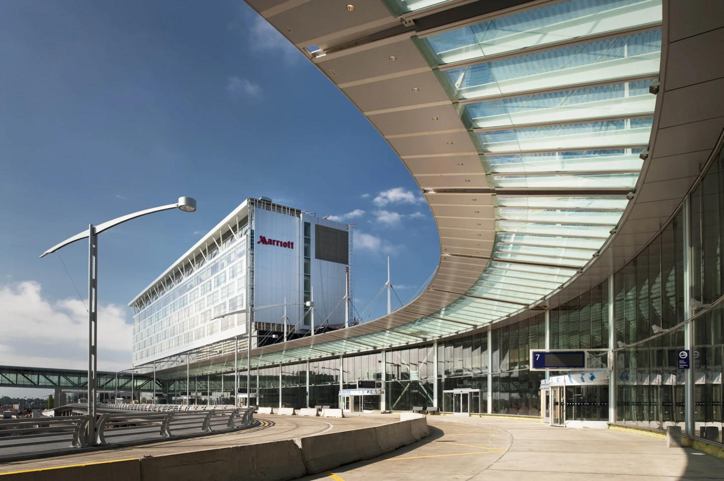 Extérieur du Hôtel Marriott + Siège social d'Aéroports de Montréal