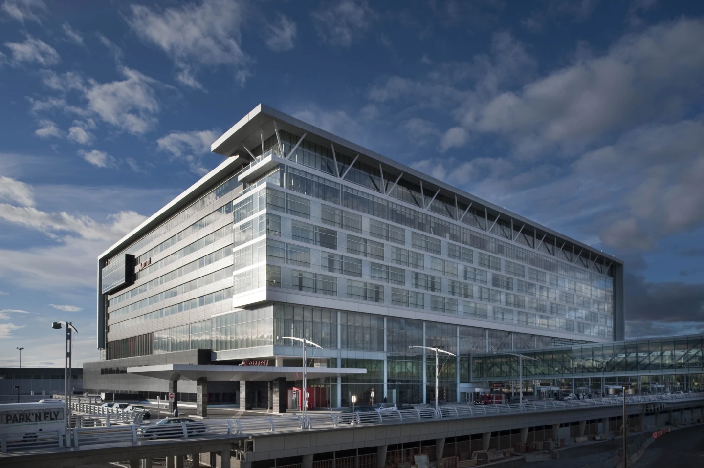 Extérieur du Hôtel Marriott + Siège social d'Aéroports de Montréal