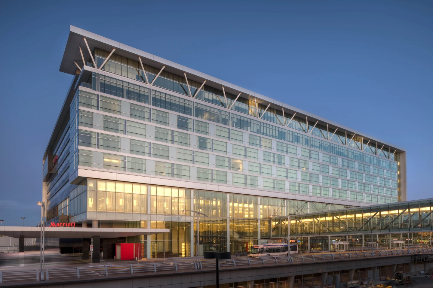 Extérieur du Hôtel Marriott + Siège social d'Aéroports de Montréal