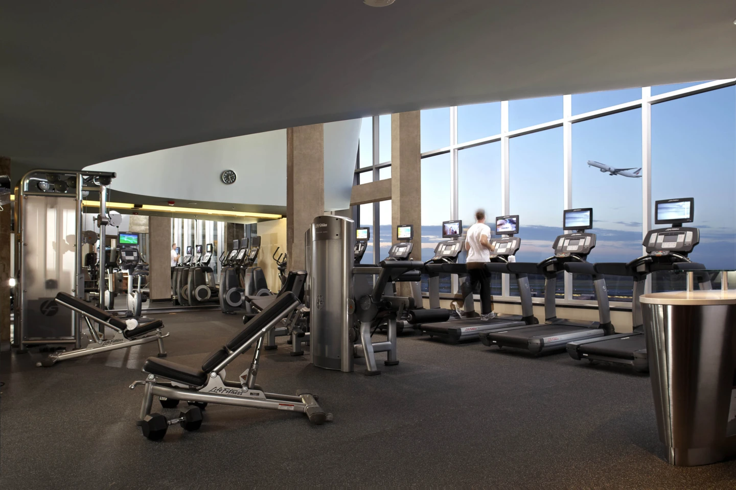 Intérieur du Hôtel Marriott + Siège social d'Aéroports de Montréal, salle d'entraînement
