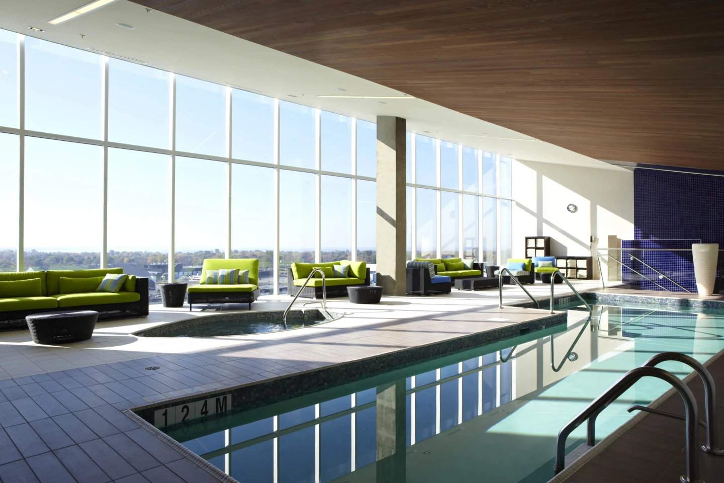 Intérieur du Hôtel Marriott + Siège social d'Aéroports de Montréal, vue sur la piscine