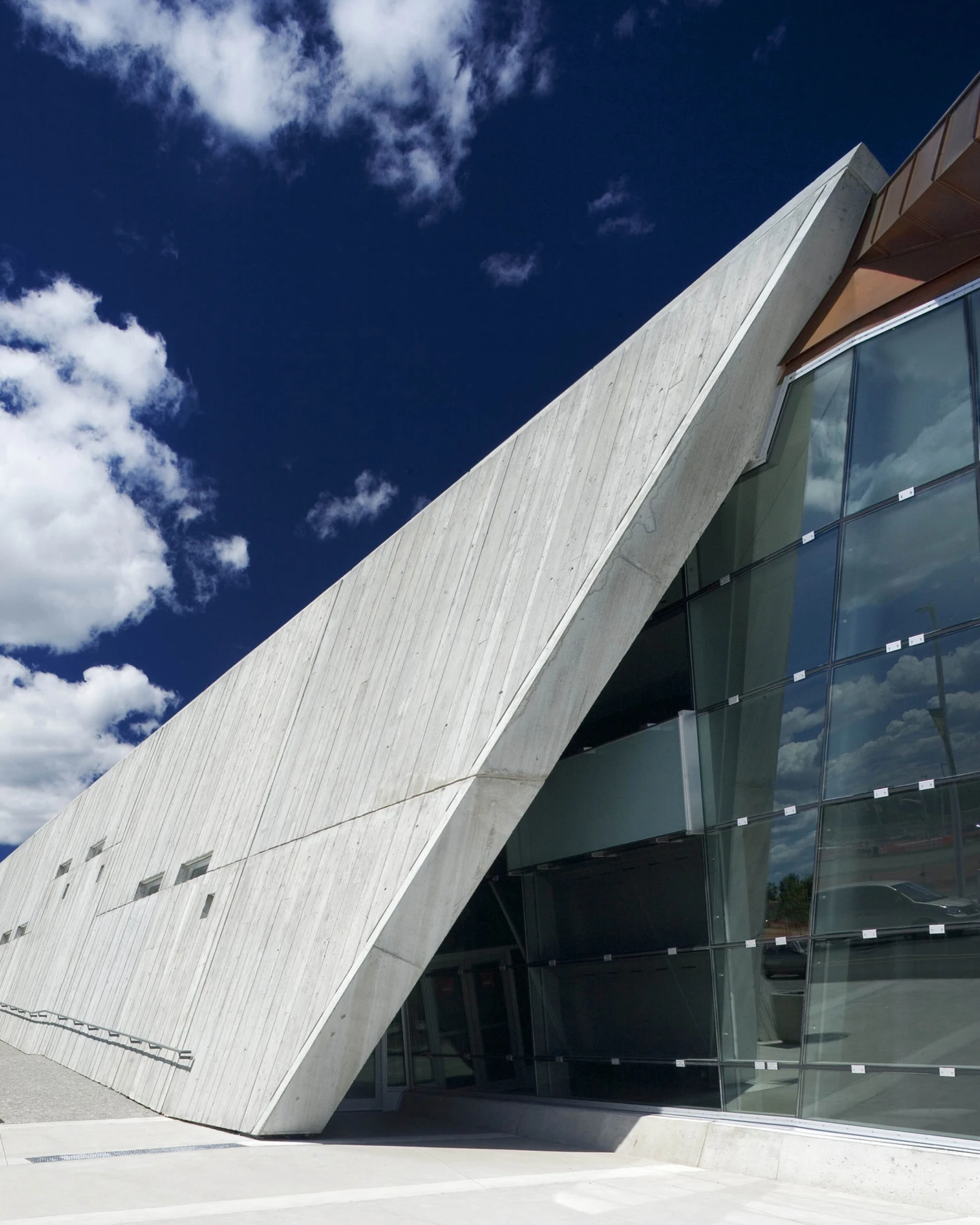 PR CANWARMUSEUM TB 01