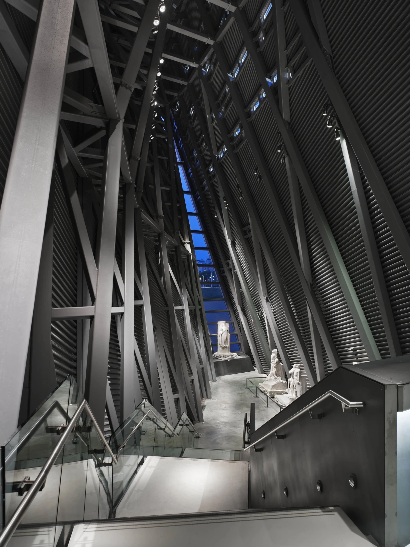 Vue des escaliers intérieurs du Musée canadien de la guerre