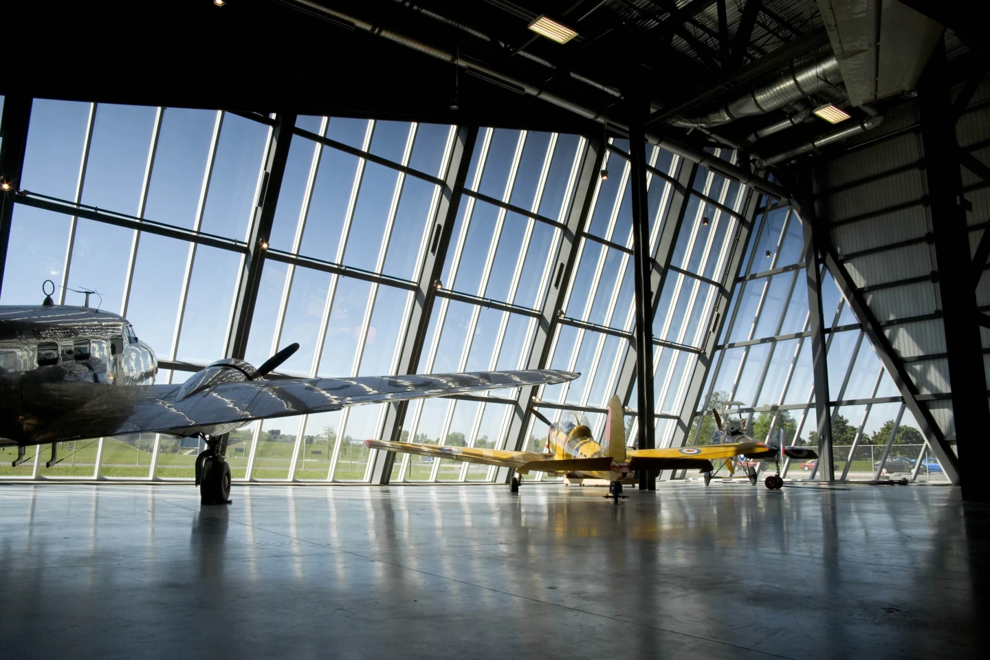 Intérieur du Musée de l'aviation et de l'espace du Canada