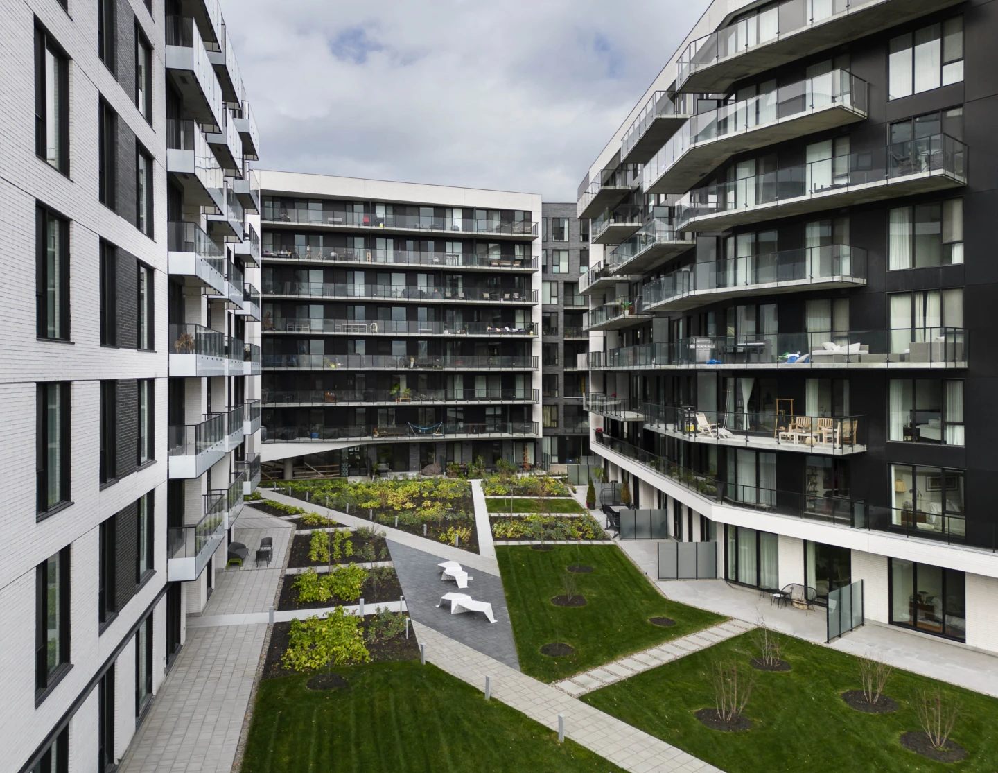 Vue de la cour commune extérieure de NOCA en été