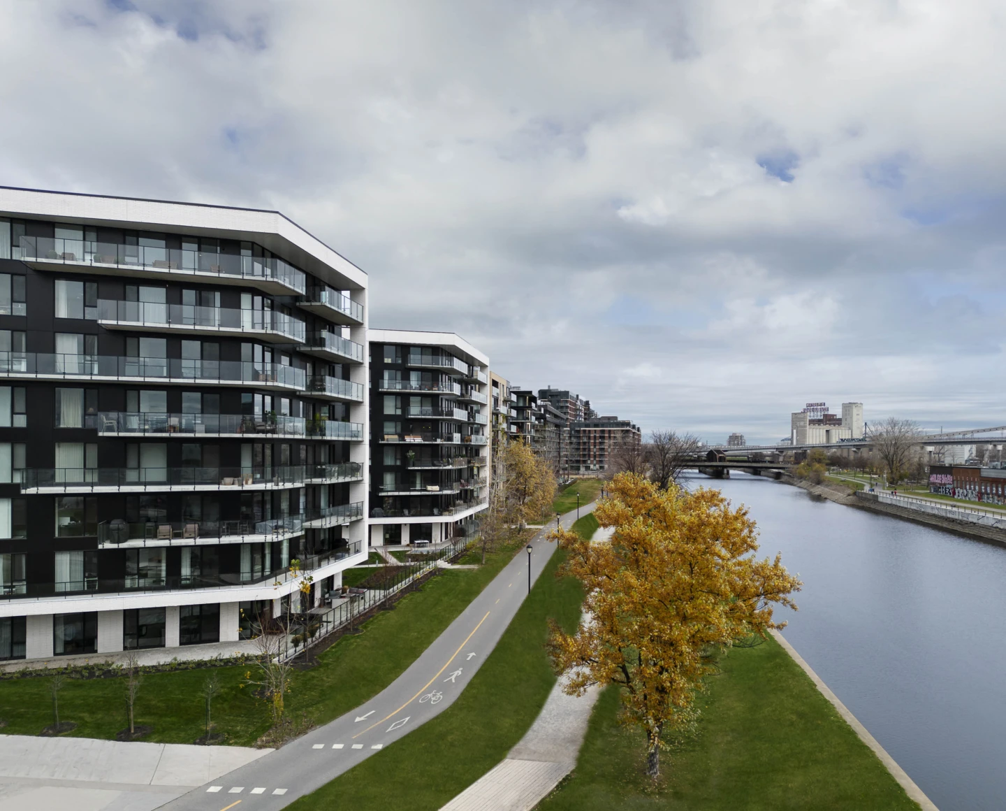 Vue générale extérieure de NOCA et de la piste cyclable en été