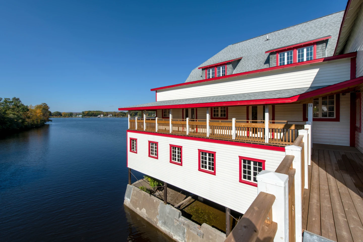 Vue rapprochée du New Edinburgh BoatHouse