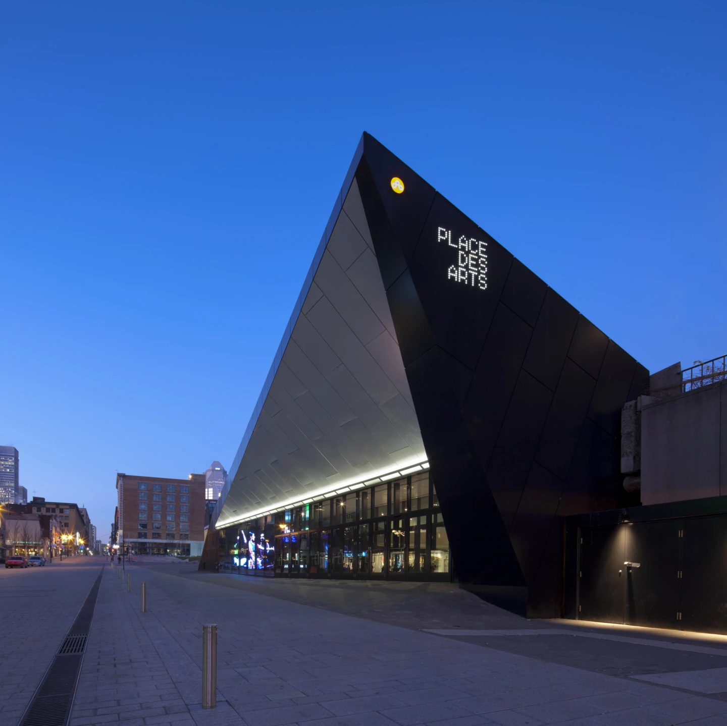 Extérieur de l'Espace Georges-Émile-Lapalme