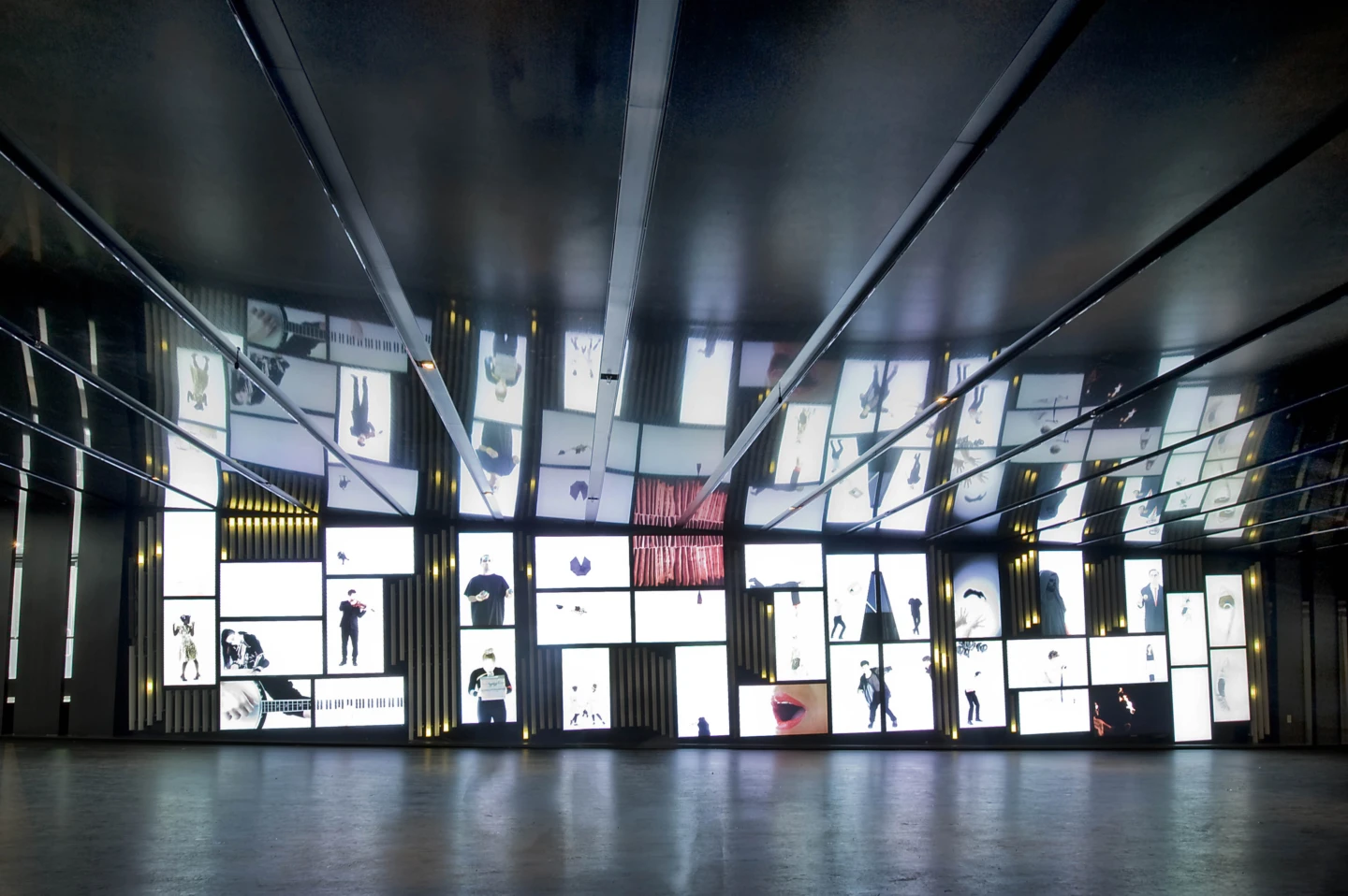 Vue de l'Espace Georges-Émile-Lapalme, vue sur des écrans numériques