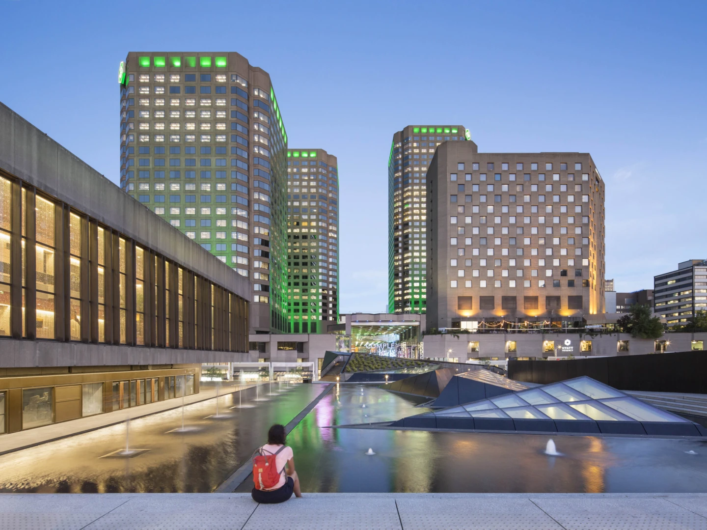 Vue de l'Esplanade de la Place des Arts et des fontaines