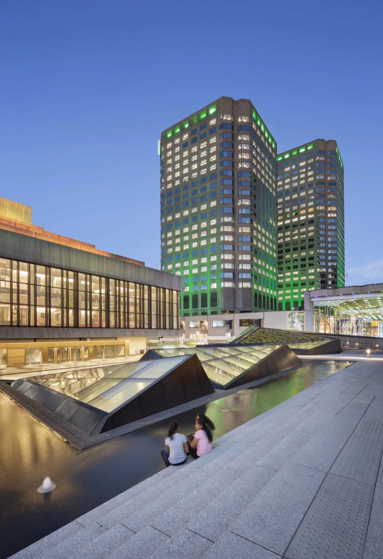 Vue de l'Esplanade de la Place des Arts et des fontaines