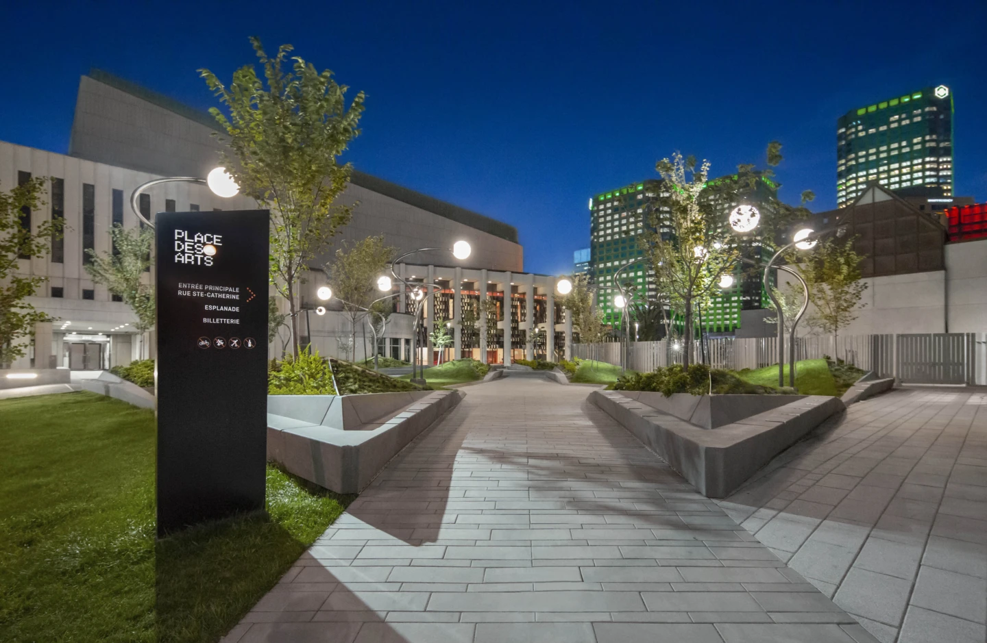 Vue générale sur l'Esplanade de la Place des Arts, la nuit