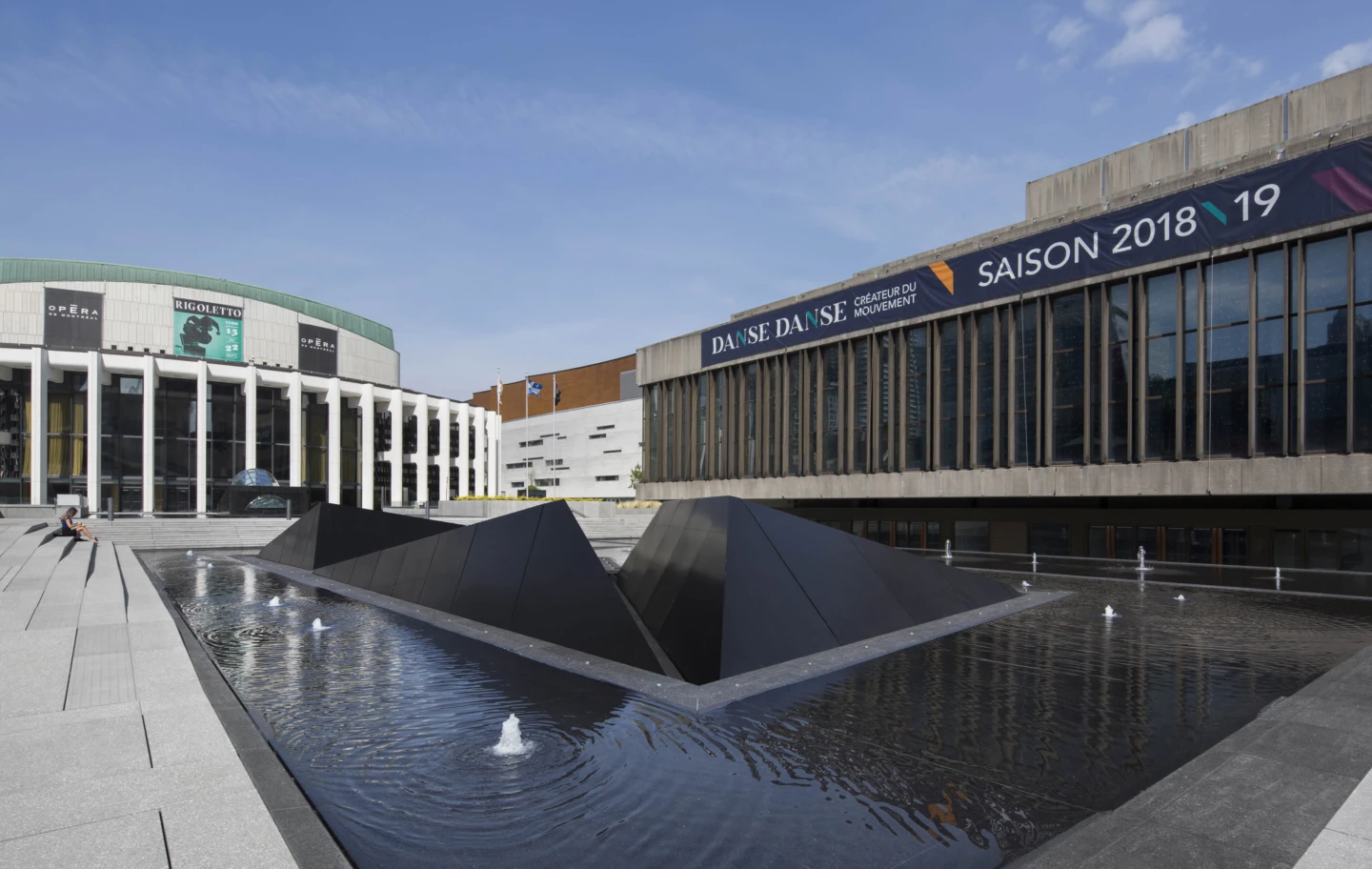 Vue de l'Esplanade de la Place des Arts et des fontaines