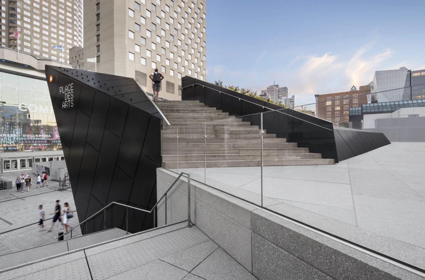 Vue des escaliers de l'Esplanade de la Place des Arts