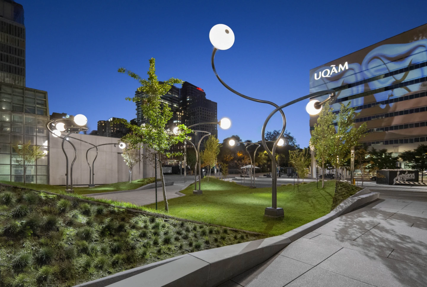 Vue sur l'Esplanade de la Place des Arts, la nuit