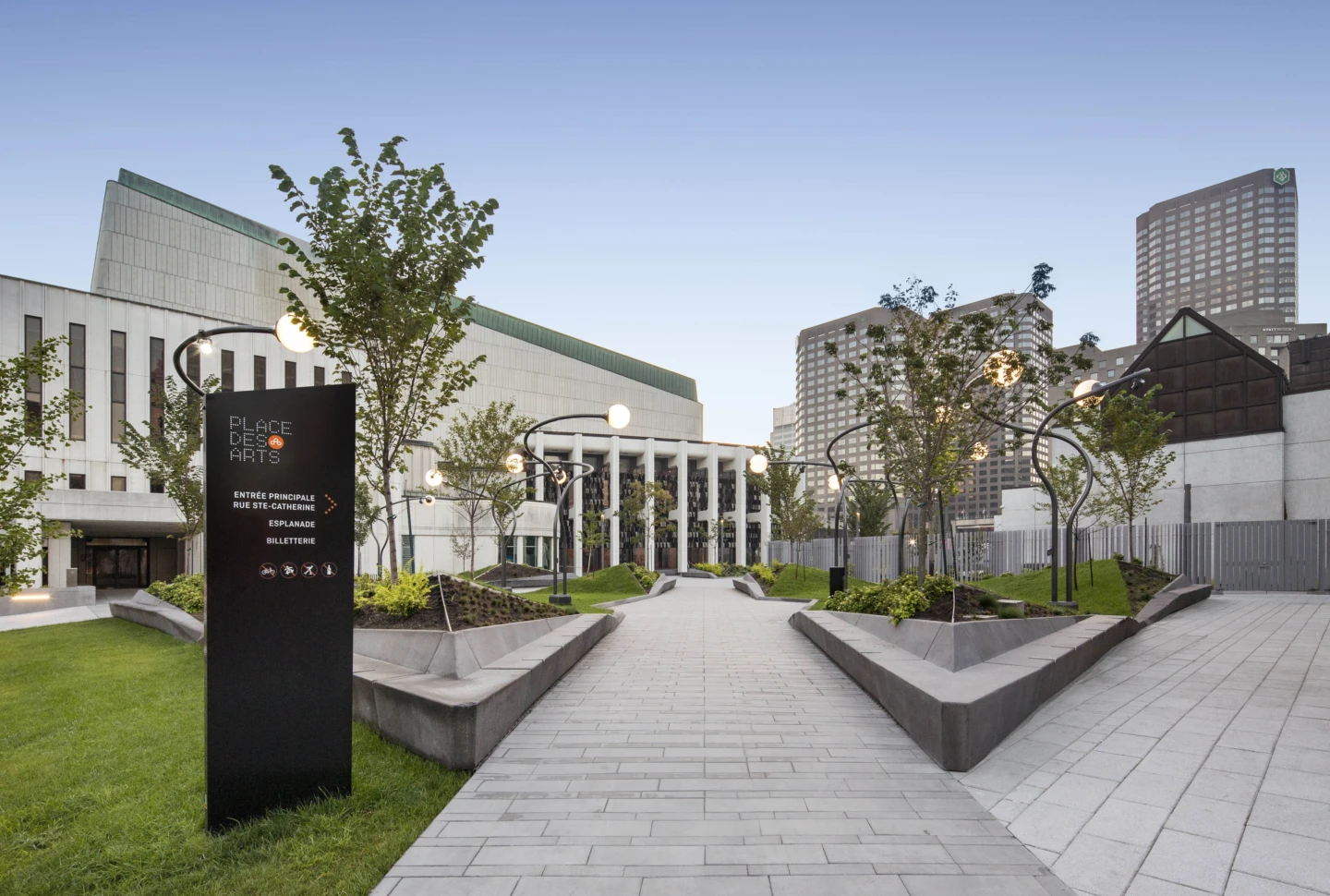 Vue générale sur l'Esplanade de la Place des Arts