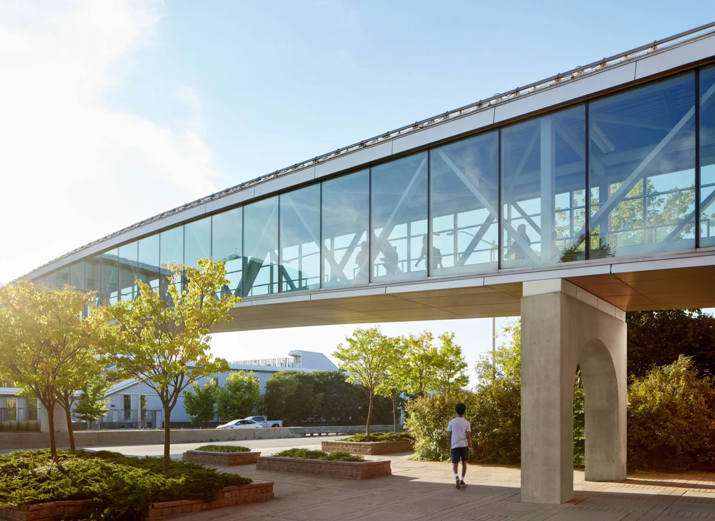 Extérieur de la passerelle piétonne de l’avenue Woodroffe, vue rapprochée