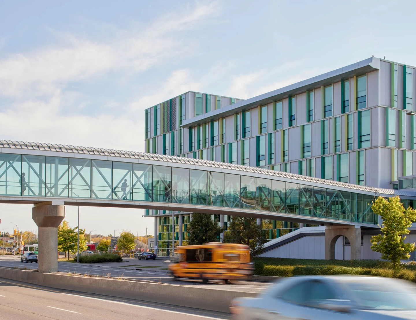 Extérieur de la passerelle piétonne de l’avenue Woodroffe