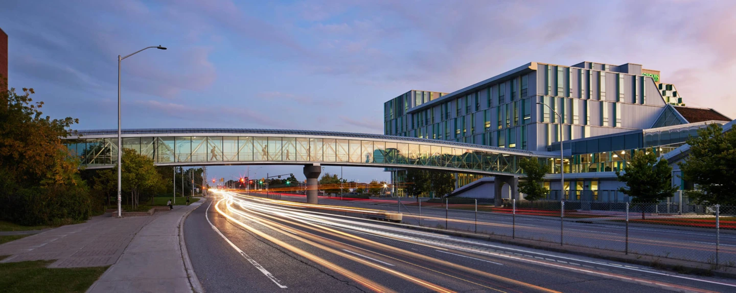 Vue générale de la passerelle piétonne de l’avenue Woodroffe, en soirée