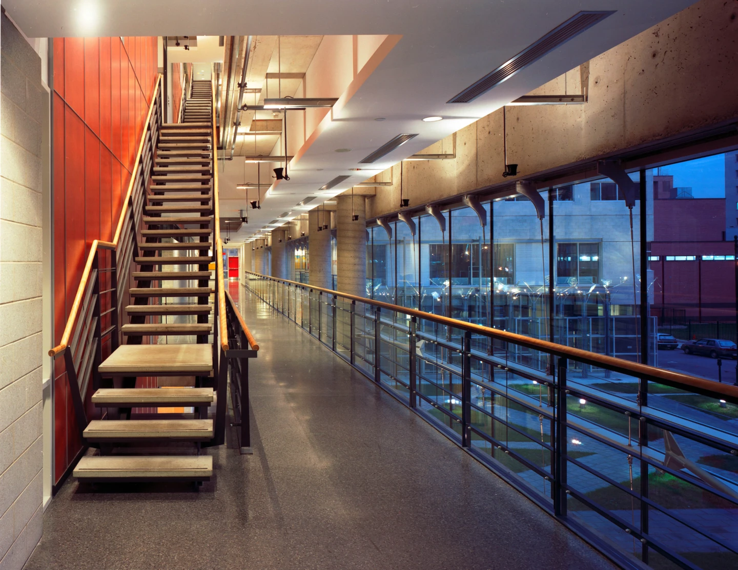 Vue d'un escalier au Pavillon J.-A.- DeSève – UQAM