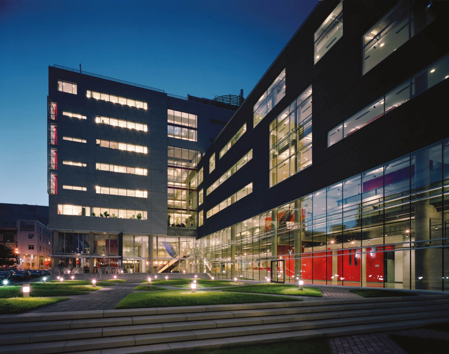 Extérieur du Pavillon J.-A.- DeSève – UQAM, la nuit