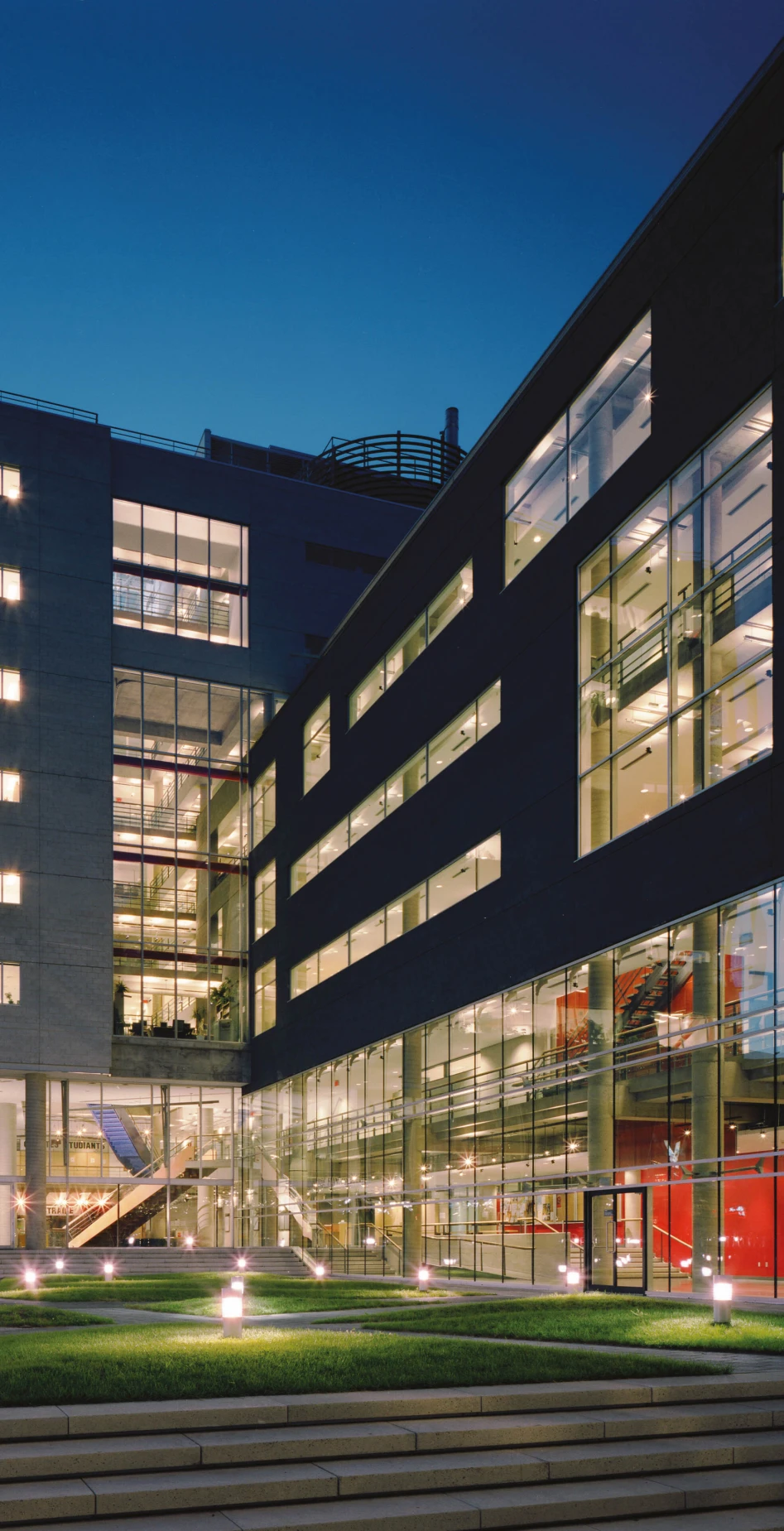 Extérieur du Pavillon J.-A.- DeSève – UQAM, la nuit