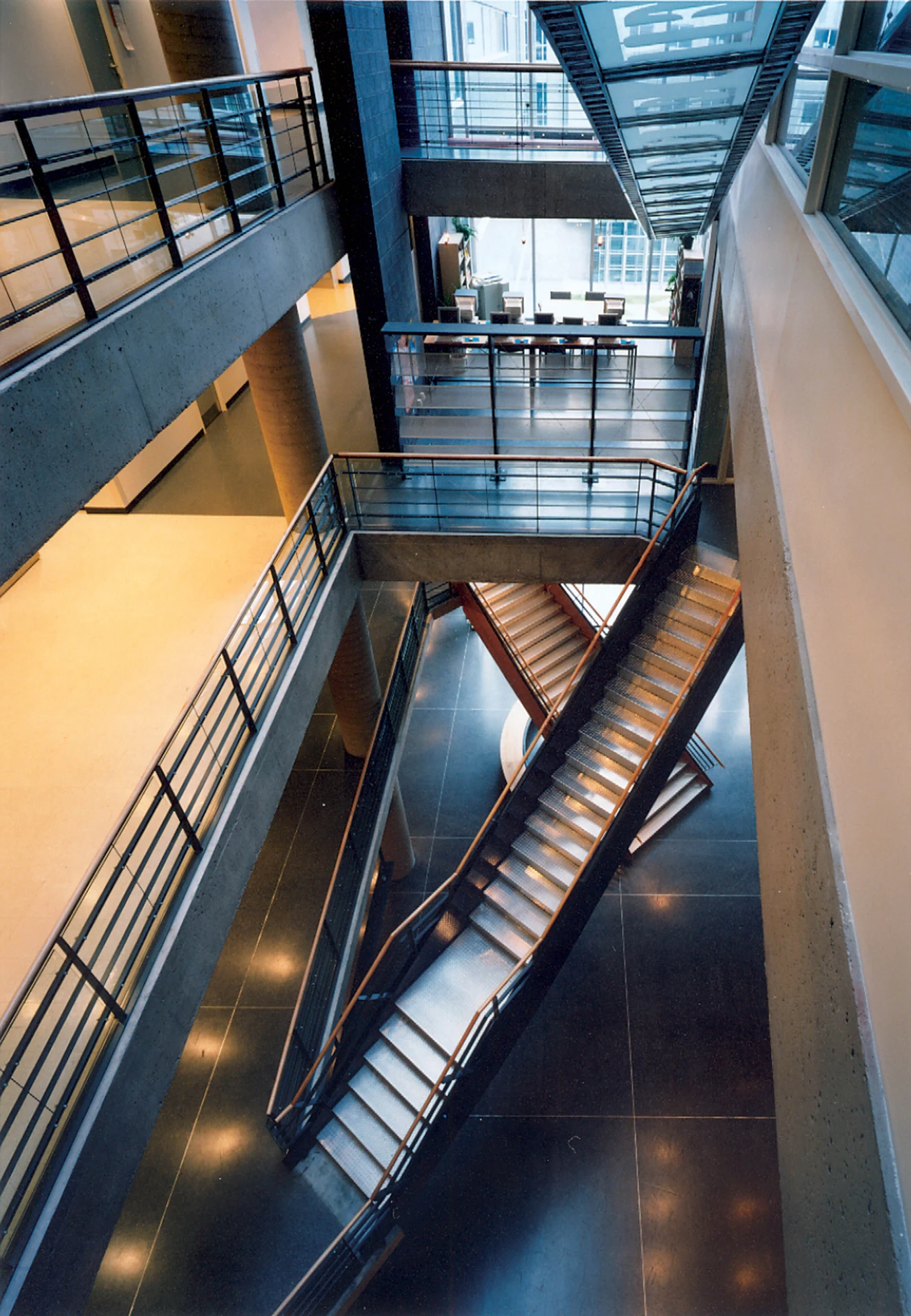 Vue de haut de l'intérieur du Pavillon J.-A.- DeSève – UQAM