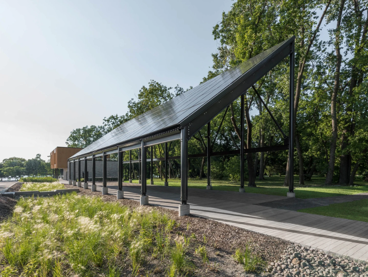 Extérieur du Pavillon d'accueil du Parcours Gouin, vue sur l'abri