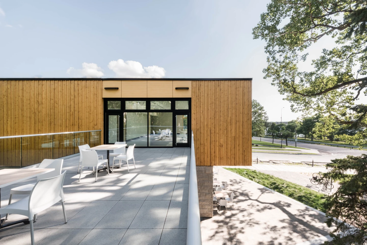 Extérieur du Pavillon d'accueil du Parcours Gouin, vue sur la terrasse