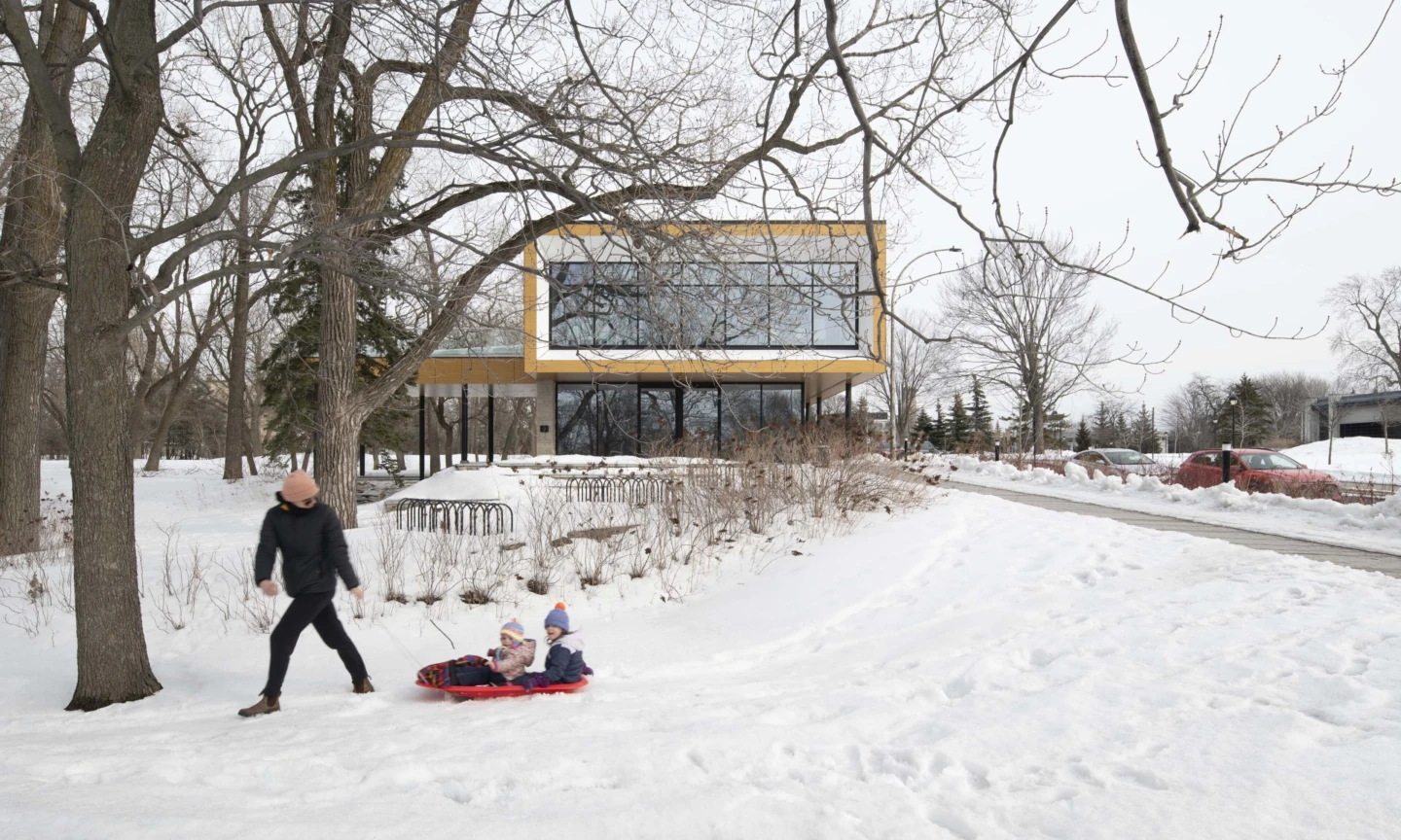 Vue générale extérieure du Pavillon d'accueil du Parcours Gouin, en hiver