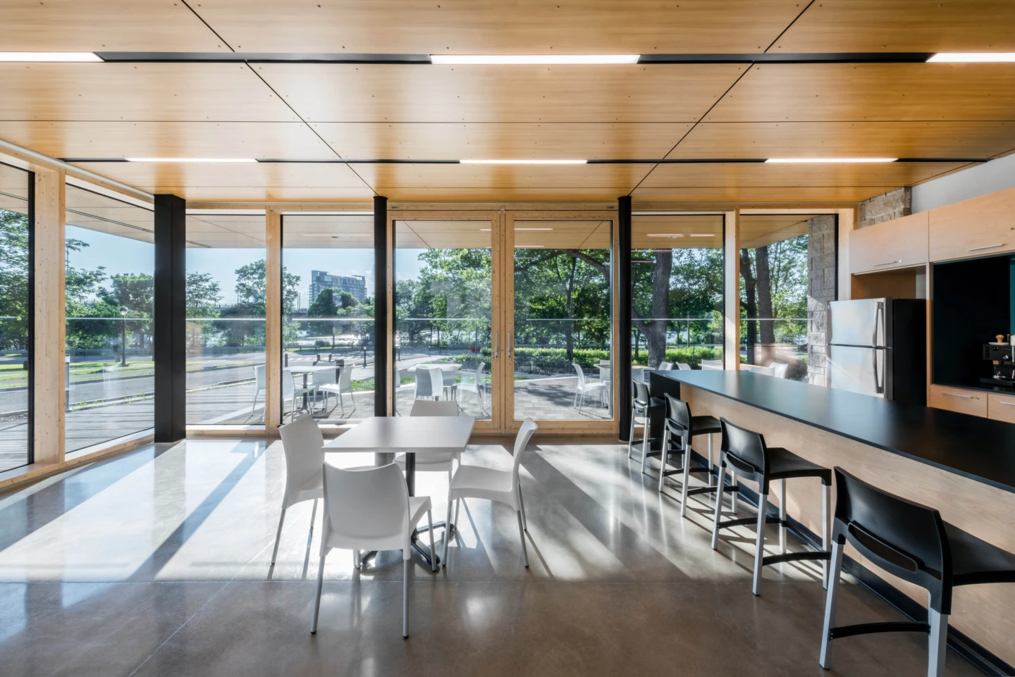 Intérieur du Pavillon d'accueil du Parcours Gouin, vue sur la cuisine